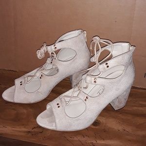 Fabby Fabby Lace Pumps